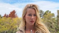 Nicole Neumann apostó por un look denim oversize con detalles bohemios y marcó tendencia