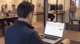 La combinación de inteligencia artificial supervisada y gestión automatizada permite a las empresas optimizar sus procesos de IT sin perder el control humano.