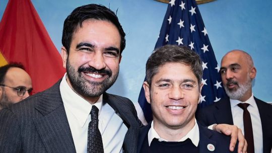 Kicillof envió un doble mensaje en Nueva York: foto con Mamdani para la interna y críticas al “milagro económico” de Milei