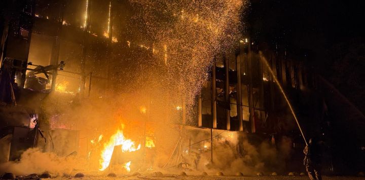 Bomberos ucranianos extinguen un incendio en un edificio de la Universidad Nacional de Zaporiyia tras un ataque con drones rusos en Zaporiyia, en el marco de la invasión rusa de Ucrania.