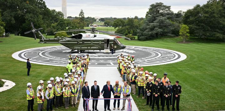 El presidente de Estados Unidos, Donald Trump, participa en la ceremonia de corte de cinta del nuevo helipuerto en el Jardín Sur de la Casa Blanca, en Washington D. C..