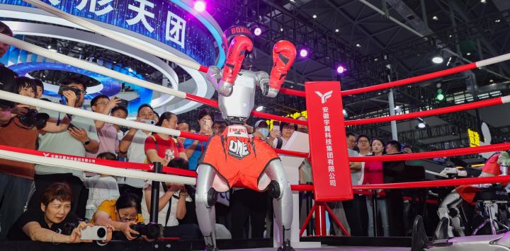 Imagen de un robot realizando boxeo en la Convención Mundial de Manufactura (WMC, por sus siglas en inglés) 2026, en Hefei, en la provincia de Anhui, en el este de China. La WMC 2026 en curso exhibe una amplia gama de aplicaciones de robots.