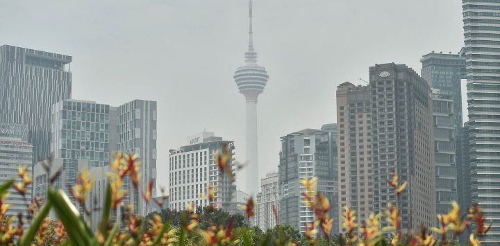 La Torre KL (centro) y otros edificios aparecen envueltos en una bruma en Kuala Lumpur. Decenas de aviones y miles de efectivos que combaten enormes incendios forestales en Indonesia luchan por contenerlos, según informaron las autoridades, mientras la vecina Malasia intensificaba sus esfuerzos para combatir la bruma tóxica. El humo nocivo procedente de los incendios ha cubierto partes del país, así como de Malasia y Singapur, durante semanas.