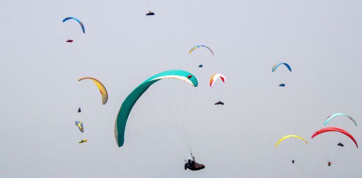 Los participantes compiten en la categoría de cross country en el Campeonato de Parapente 2026, en Batu Dua, en la regencia de Sumedang, en Java Occidental, Indonesia.