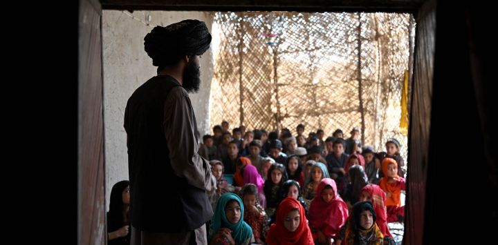 Niños afganos asisten a clase en una escuela del distrito de Zhari, en la provincia afgana de Kandahar.