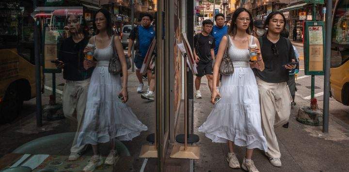 Personas caminan por una calle de Hong Kong.
