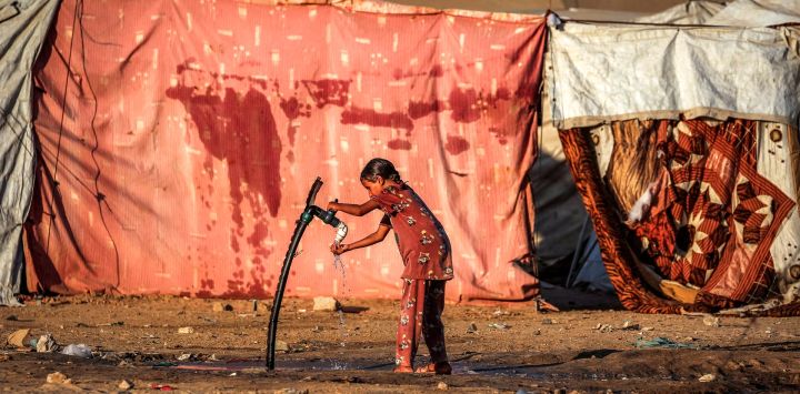Una niña se lava las manos en un grifo comunitario en el campamento de refugiados palestinos de Bureij, en el centro de la Franja de Gaza.