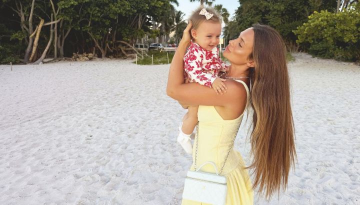 Cami Homs disfruta de la playa de Naples con su hija, Aitana: “Agradezco a Dios por este momento”