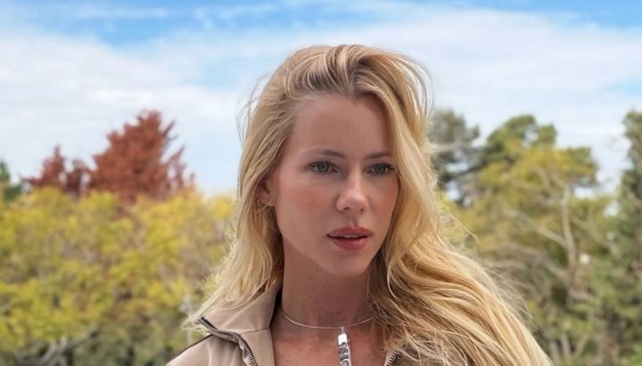 Nicole Neumann apostó por un look denim oversize con detalles bohemios y marcó tendencia