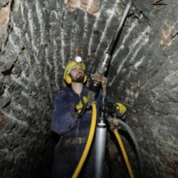 Interior de la mina de sal de Hallstatt donde encontraron los milenarios túneles.