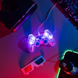 Entre la flexibilidad del juego en la nube y la estabilidad del hardware local, la comunidad gamer de la región elige el modelo que mejor se adapta a su conectividad | Foto:Eneba 