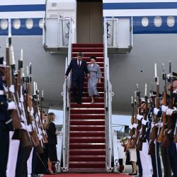 El presidente chino, Xi Jinping, y su esposa, Peng Liyuan, descienden de su avión de Air China tras llegar a la Base Conjunta Andrews, en Maryland. | Foto:BRENDAN SMIALOWSKI / AFP