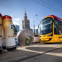 El tranvía del equipo de los Países Bajos (procedente de Róterdam) compite durante el 12.º Campeonato Europeo de Conductores de Tranvía frente al Palacio de la Cultura y la Ciencia, en la calle Marszalkowska del centro de Varsovia. Veintiséis equipos —cada uno compuesto por una conductora y un conductor de tranvía, provenientes de 25 ciudades y 24 países europeos, además de un equipo invitado de Melbourne, Australia— exhiben sus habilidades de conducción en una serie de pruebas desafiantes que ponen a prueba su precisión, concentración, sensibilidad hacia el vehículo y control del tranvía. | Foto:WOJTEK RADWANSKI / AFP