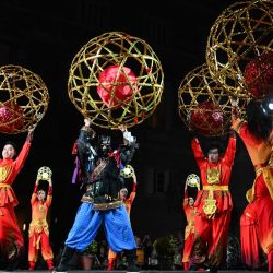 Imagen Imagen de artistas de Shanghai de China realizando una presentación durante la ceremonia de inauguración del Festival de La Merce, en Barcelona, España. | Foto:Xinhua/Cheng Min