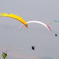 Los participantes compiten en la categoría de cross country en el Campeonato de Parapente de Java Occidental 2026, en Batu Dua, en la regencia de Sumedang, en Indonesia. | Foto:Xinhua/Septianjar Muharam