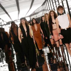 Modelos desfilan durante la presentación de la colección de Fendi, en el marco de la Semana de la Moda de Milán (colección femenina Primavera/Verano 2027). | Foto:STEFANO RELLANDINI / AFP