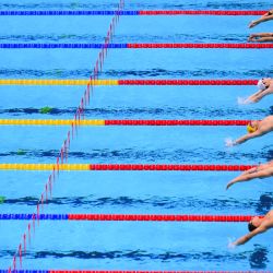 Nadadores compiten en la final de la prueba masculina de 50 metros espalda durante los Juegos Asiáticos de 2026, en el Centro Acuático de Tokio. | Foto:Yuichi Yamazaki / AFP