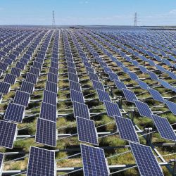 Se observan paneles solares en la cuarta central fotovoltaica de Yinchuan, en el desierto de Gobi, norte de China. | Foto:CN-STR / AFP