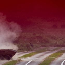 Un vehículo blindado de ruedas de 105 mm del ejército de Taiwán dispara su cañón principal durante una demostración de fuego real en Tainan. El vehículo, de fabricación nacional y equipado con un cañón principal de 105 mm, se encuentra actualmente en fase de pruebas y evaluación operativa. | Foto:Cheng Yu-chen / AFP