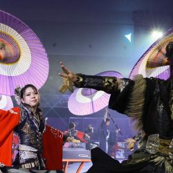 Unos bailarines actúan antes del inicio de la final individual femenina de teqball en los Juegos Asiáticos de 2026 en Nagoya. | Foto:DAVID GRAY / AFP