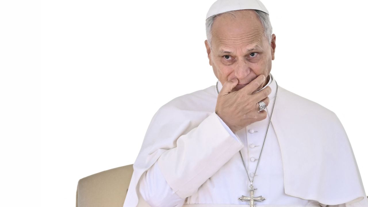 El papa León XIV preside la audiencia general semanal en la plaza de San Pedro, en el Vaticano. | Foto:Filippo Monteforte / AFP