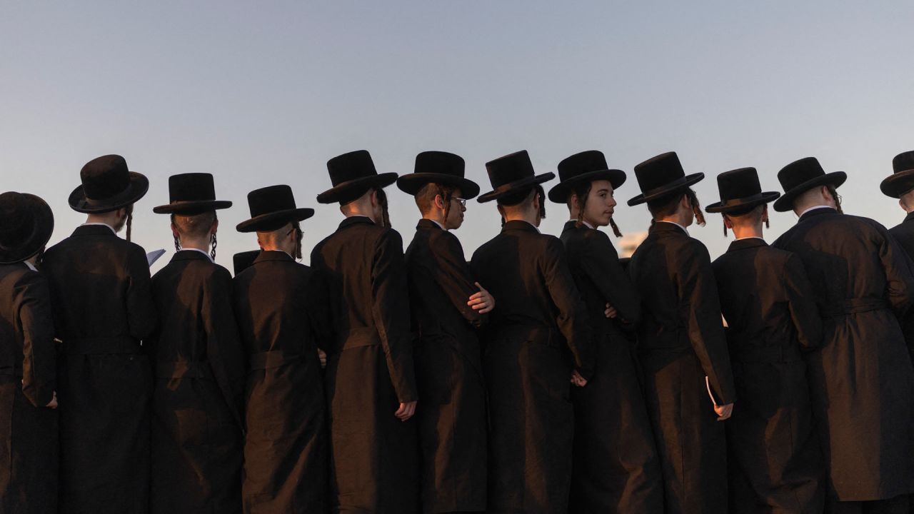 Hombres judíos ultraortodoxos realizan el ritual de "Tashlich" en Netanya. El ritual de "Tashlich" se lleva a cabo antes del Día de la Expiación, o Yom Kippur, el día más importante del calendario judío. | Foto:Ilia Yefimovich / AFP