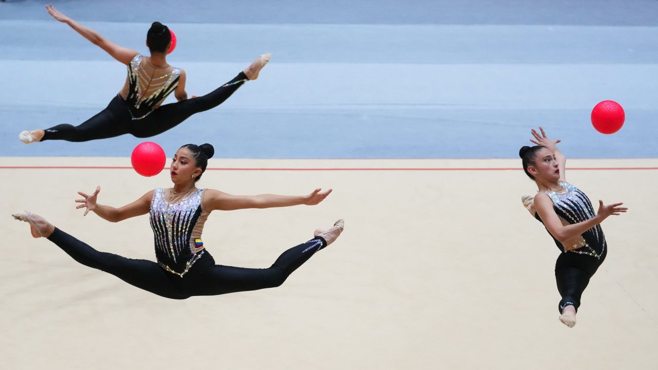 Imagen del equipo de Colombia compitiendo durante la clasificación de 5 balones grupales de gimnasia rítmica en los XIII Juegos Suramericanos Santa Fe 2026, en Rosario, Argentina. | Foto:Xinhua/Andrés Moreno