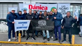 Tras el anuncio de cierre definitivo de la histórica Dánica, los trabajadores acampan y resisten