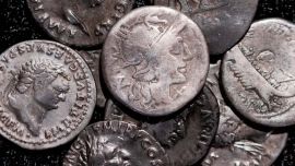 Un arqueólogo aficionado descubrió el mayor tesoro de monedas romanas de plata en Alemania: tienen casi 2.000 años