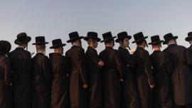 Hombres judíos ultraortodoxos realizan el ritual de "Tashlich" en Netanya. El ritual de "Tashlich" se lleva a cabo antes del Día de la Expiación, o Yom Kippur, el día más importante del calendario judío.