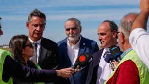 Autoridades con el detalle de la misa de Leon XIV