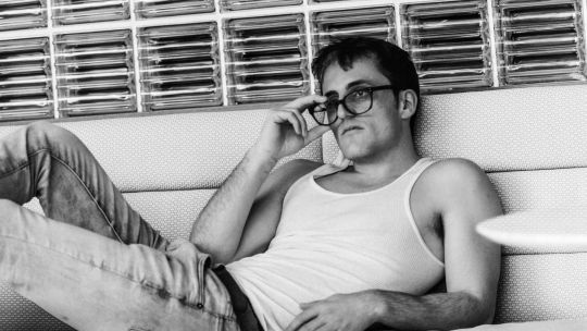 A los 28 años, el actor Tati Pereira Colombo brilla en el teatro independiente con Cinco veces en una noche y consolida una carrera internacional marcada por la exigencia del método Lee Strasberg.