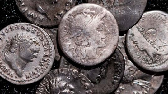Un arqueólogo aficionado descubrió el mayor tesoro de monedas romanas de plata en Alemania: tienen casi 2.000 años