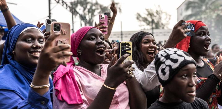 Aficionados al anime reaccionan durante el concurso de cosplay en el Planet A Matsuri 2026 en Dakar, un festival de dos días que celebra el anime, los videojuegos, el K-pop y la cultura japonesa.