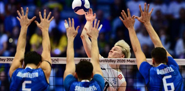 El finlandés Luka Marttila remata la pelota durante el partido de cuartos de final masculino del CEV EuroVolley 2026 entre Italia y Finlandia, disputado en el Palavela de Turín.