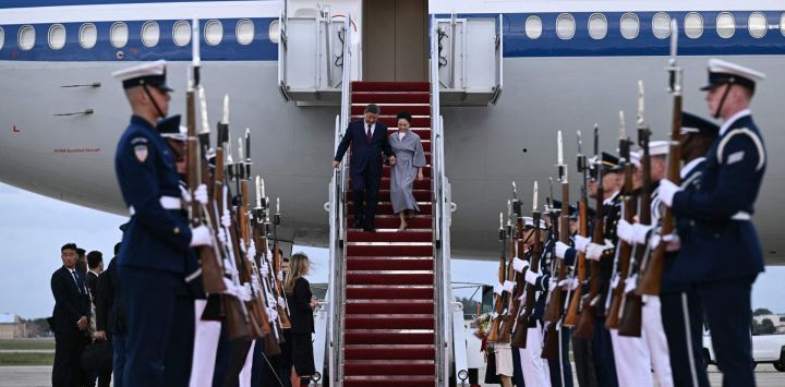 El presidente chino, Xi Jinping, y su esposa, Peng Liyuan, descienden de su avión de Air China tras llegar a la Base Conjunta Andrews, en Maryland.