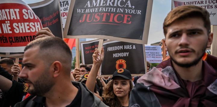 Estudiantes albanokosovares se reúnen durante una manifestación en Pristina, después de que el expresidente de Kosovo, Hashim Thaci, fuera condenado a 25 años de prisión por crímenes de guerra por un tribunal de La Haya. Las Salas Especializadas de Kosovo dictaminaron que Thaci y otros tres exdirigentes del Ejército de Liberación de Kosovo (ELK) eran culpables de detenciones ilegales, tortura, asesinato y trato cruel a personas durante la guerra de independencia de Serbia (1998-1999).