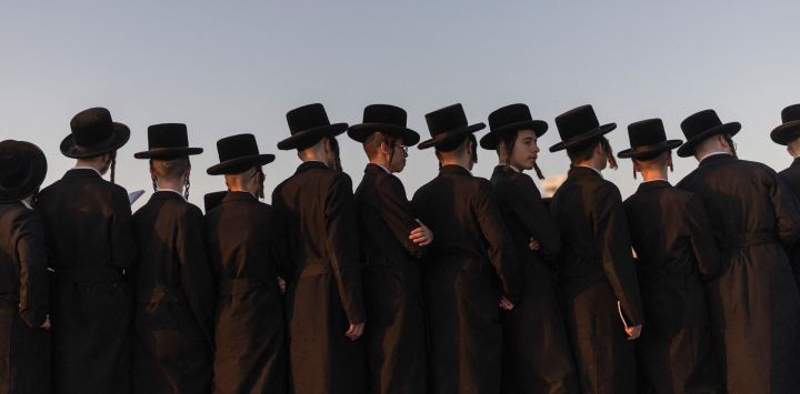 Hombres judíos ultraortodoxos realizan el ritual de "Tashlich" en Netanya. El ritual de "Tashlich" se lleva a cabo antes del Día de la Expiación, o Yom Kippur, el día más importante del calendario judío.