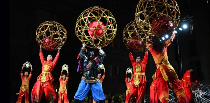 Imagen Imagen de artistas de Shanghai de China realizando una presentación durante la ceremonia de inauguración del Festival de La Merce, en Barcelona, España.
