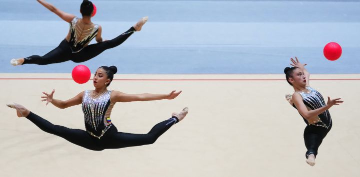 Imagen del equipo de Colombia compitiendo durante la clasificación de 5 balones grupales de gimnasia rítmica en los XIII Juegos Suramericanos Santa Fe 2026, en Rosario, Argentina.