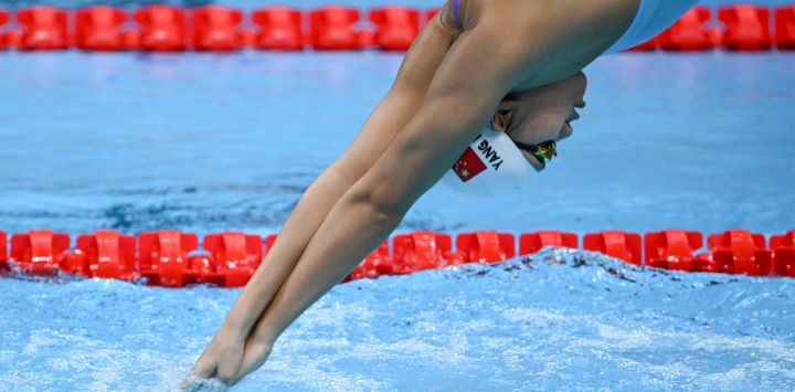 La china Yang Peiqi compite en una serie de la prueba de relevos 4 x 200 metros estilo libre femenino durante los Juegos Asiáticos de 2026, en el Centro Acuático de Tokio.