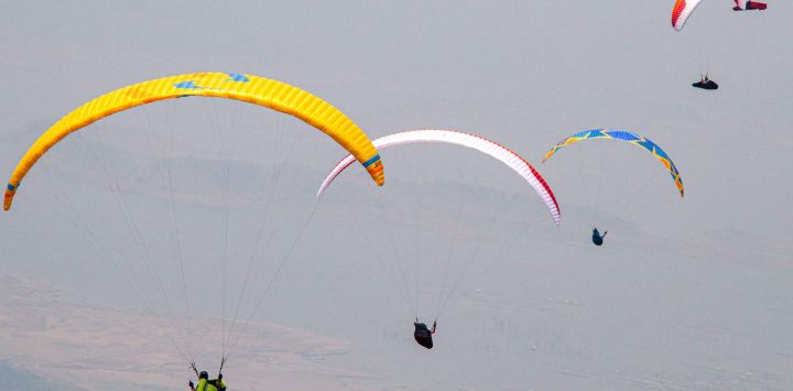 Los participantes compiten en la categoría de cross country en el Campeonato de Parapente de Java Occidental 2026, en Batu Dua, en la regencia de Sumedang, en Indonesia.
