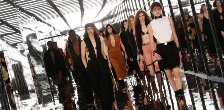 Modelos desfilan durante la presentación de la colección de Fendi, en el marco de la Semana de la Moda de Milán (colección femenina Primavera/Verano 2027).