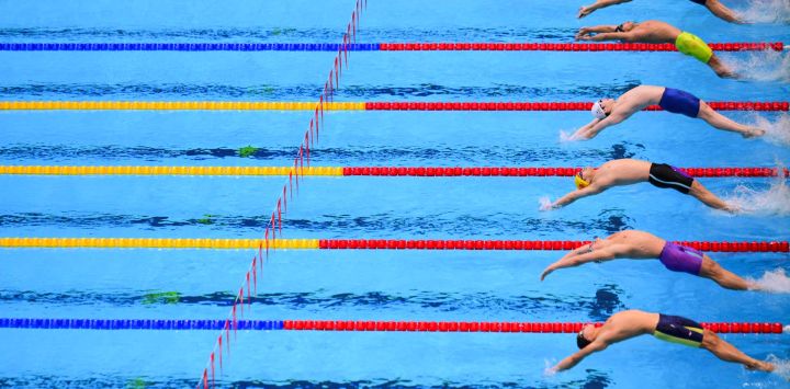 Nadadores compiten en la final de la prueba masculina de 50 metros espalda durante los Juegos Asiáticos de 2026, en el Centro Acuático de Tokio.