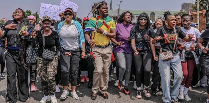 Nkosikhona Ndabandaba (centro), conocido popularmente como "Phakelu Mthakathi" —líder de Insizwa Nobunsizwa y estrechamente vinculado al movimiento March and March—, participa en una marcha de protesta en Kempton Park, tras la reciente oleada de asesinatos ocurrida en el este de Johannesburgo, Sudáfrica.