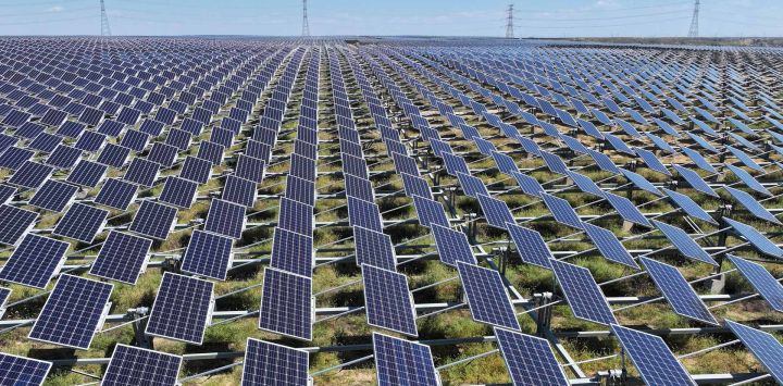 Se observan paneles solares en la cuarta central fotovoltaica de Yinchuan, en el desierto de Gobi, norte de China.