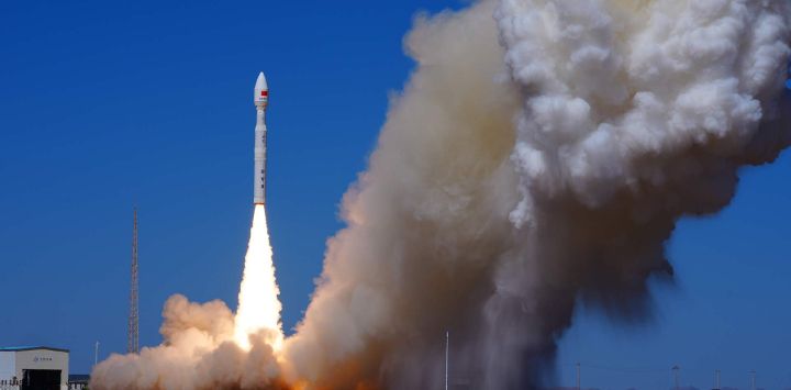 Un cohete portador Lijian-1 Y18 transportando nueve satélites despega desde la zona piloto de innovación espacial comercial de Dongfeng, en el noroeste de China.
