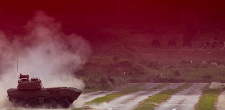 Un vehículo blindado de ruedas de 105 mm del ejército de Taiwán dispara su cañón principal durante una demostración de fuego real en Tainan. El vehículo, de fabricación nacional y equipado con un cañón principal de 105 mm, se encuentra actualmente en fase de pruebas y evaluación operativa.