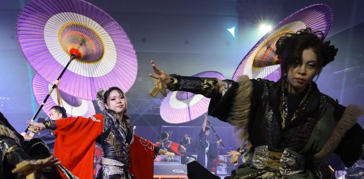 Unos bailarines actúan antes del inicio de la final individual femenina de teqball en los Juegos Asiáticos de 2026 en Nagoya.