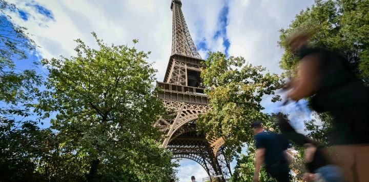 Unos turistas llegan a la Torre Eiffel en París. La Torre Eiffel reabrió sus puertas ese mismo día —según informó un periodista de la AFP— después de que el personal abandonara sus puestos en protesta por el apartamiento de compañeras durante la visita de un grupo religioso hindú, que posteriormente pidió disculpas.